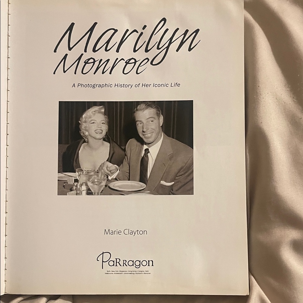 Marilyn Monroe Photographic History Book — Black & Cream Cover - Picture 4 of 6